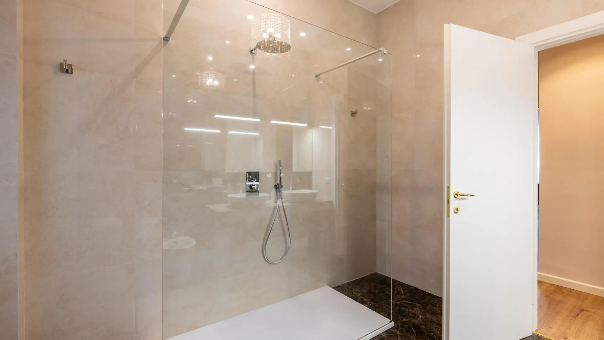 Holy City Hideaway: 3Bedrooms Near The Vatican Rome Apartment